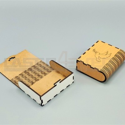 Caixa de madeira clara com gravação de pomba e padrão ondulado escuro