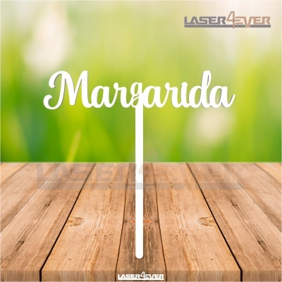 Topo de bolo acrílico branco com palavra Margarida sobre mesa de madeira