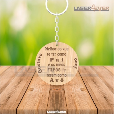 Chaveiro redondo de madeira com texto em português e corrente metálica