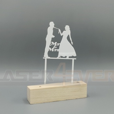 Decoração de casal de noivos em madeira com texto 'Mr & Mrs'