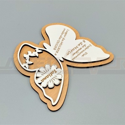 Etiqueta borboleta em madeira clara com texto castanho e detalhes brancos