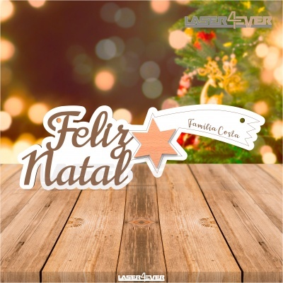 Decoração de Natal em madeira com texto 'Feliz Natal' e estrela com etiqueta 'Família Costa'
