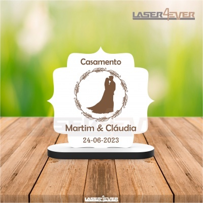 Placa decorativa de casamento branca com gravura de casal de noivos e texto com nomes e data