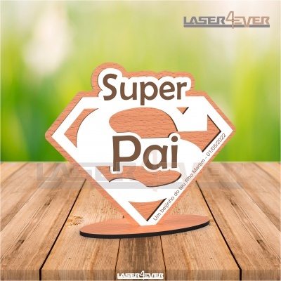 Decoração em madeira com as palavras Super Pai em forma de símbolo do Super-Homem