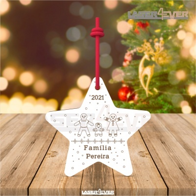 Estrela de natal branca com texto e desenhos, pendurada por cordão vermelho