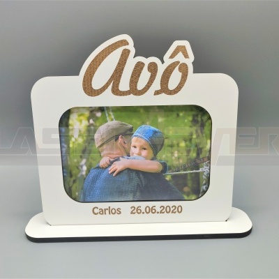 Suporte de fotografia em madeira branco com palavra Avô e foto de homem com criança