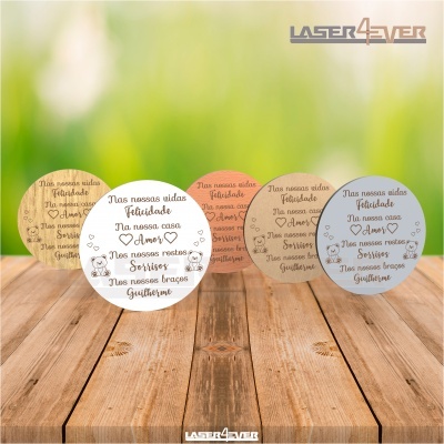 Placas redondas decorativas em madeira e vidro com texto em português sobre felicidade e amor
