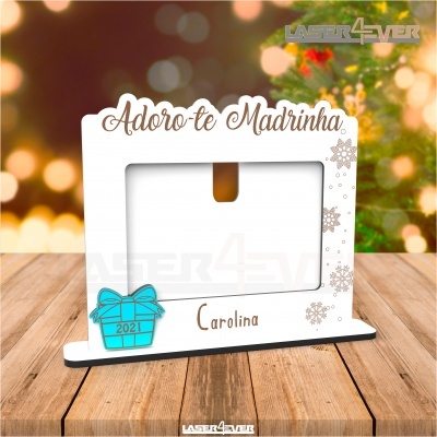 Moldura de madeira branca decorada com texto e presente azul