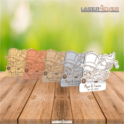 Enfeites de madeira com personagens e texto Miguel & Francis 05-08-2023 sobre mesa de madeira