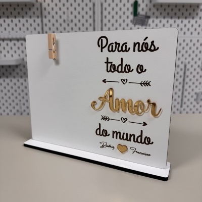 Placa decorativa branca com texto Para nós todo o Amor do mundo em castanho e dourado