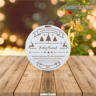 Ornamento redondo branco com desenhos de Natal e texto comemorativo em português