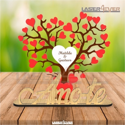 Objeto decorativo de madeira em forma de árvore com folhas em corações vermelhos e nome Amorte
