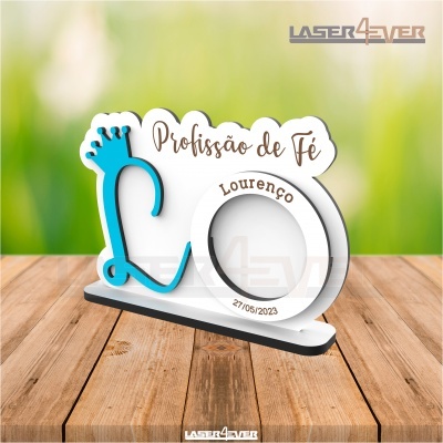 Objeto decorativo com texto Profissão de Fé e nome Lourenço em base branca com letra L azul