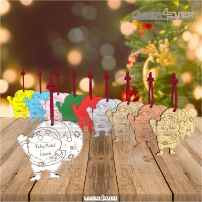 Enfeites de Natal coloridos em forma de Papai Noel com texto 'Feliz Natal Eduardo 2021' pendurados em fitas vermelhas