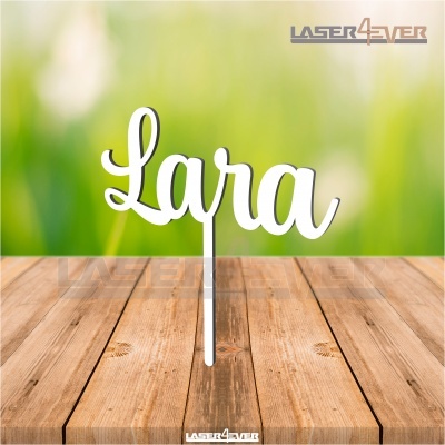Topo de bolo branco com o nome Lara em suporte sobre madeira