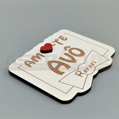 Placa decorativa branca com texto e coração vermelho