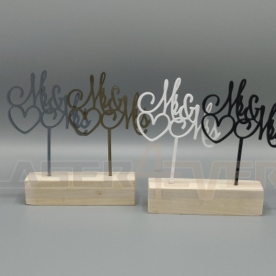 Decorações de mesa Mr & Mrs em quatro cores diferentes com base de madeira