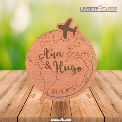 Globo de madeira com nomes Ana & Hugo e data 09-07-2023
