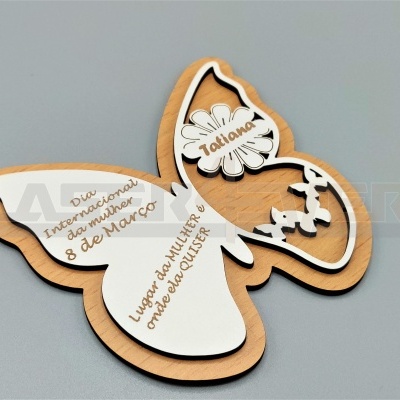 Prenda de madeira em forma de borboleta com gravação comemorativa do Dia Internacional da Mulher