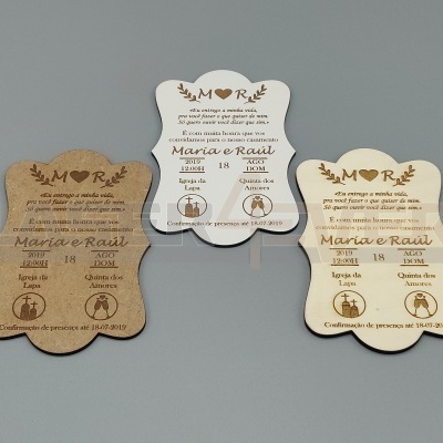Três convites de casamento em cartolina de cores castanho escuro, branco e castanho claro com texto em castanho e design de coração entre letras M e R.