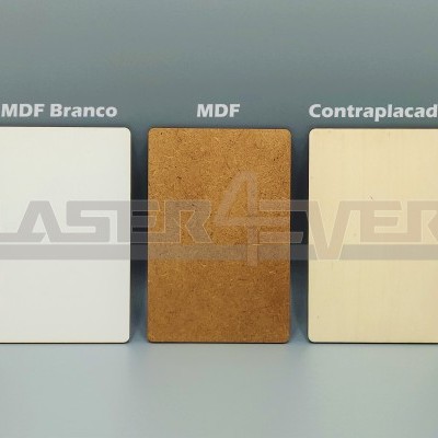 Três painéis MDF branco, MDF e Contraplacado em fundo cinzento