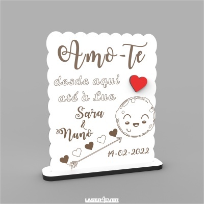 Placa decorativa com texto de amor, corações e desenho da lua
