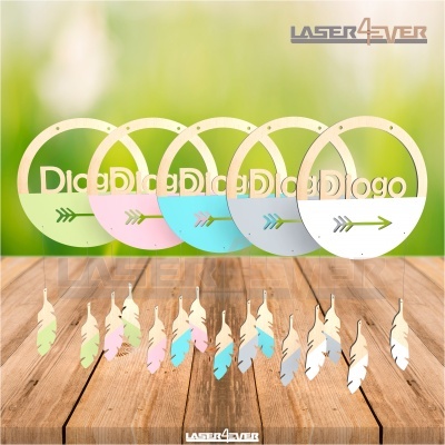 Cinco pendentes redondos coloridos com texto e penas suspensas em fundo de madeira