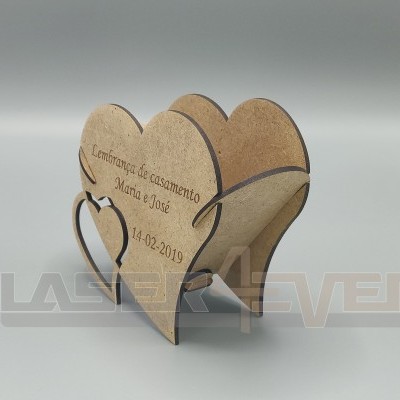 Suporte de madeira em forma de coração com gravação de texto de casamento
