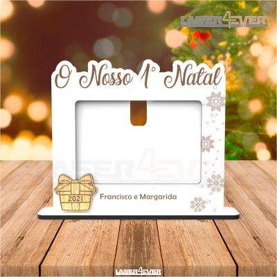 Moldura decorativa para primeiro Natal com texto e decoração de presente e flocos de neve