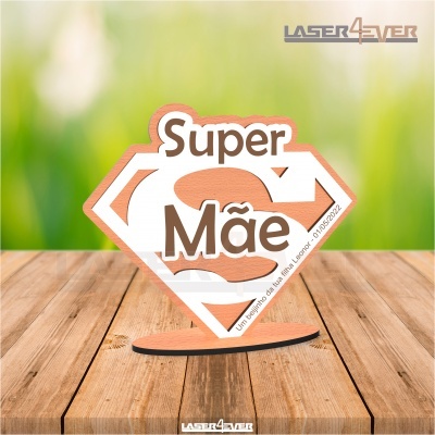 Peça decorativa em madeira com texto Super Mãe e base em madeira