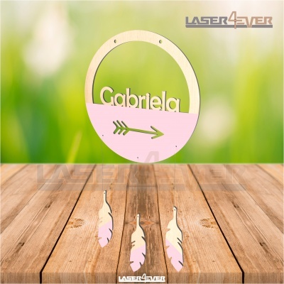 Enfeite de parede redondo de madeira com nome Gabriela e penas penduradas