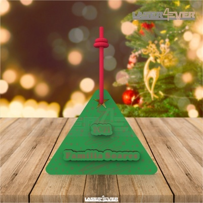 Pingente verde de árvore de Natal com texto '2021' e 'Família Soares', pendurado com fio vermelho