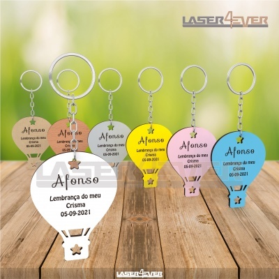 Porta-chaves em madeira colorida com texto comemorativo de crisma, seis unidades.