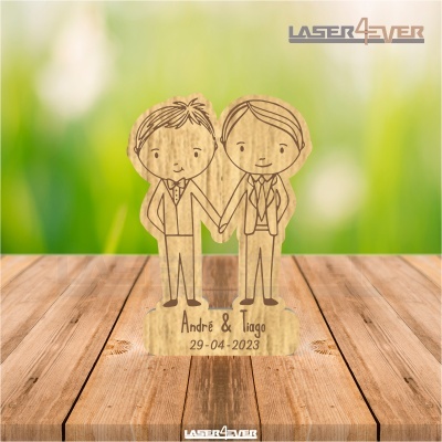 Figura decorativa de madeira com dois homens a mãos dadas e texto André & Tiago 29-04-2023