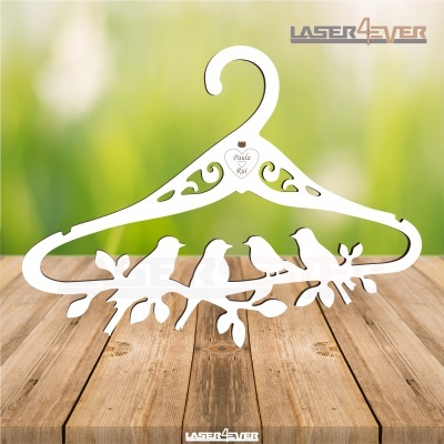Cabide de madeira branco com design de pássaros e folhas em corte laser