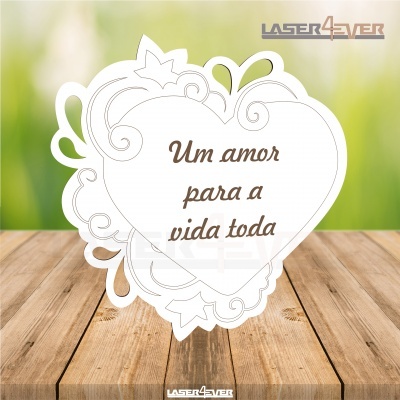 Figura decorativa em forma de coração com texto em português