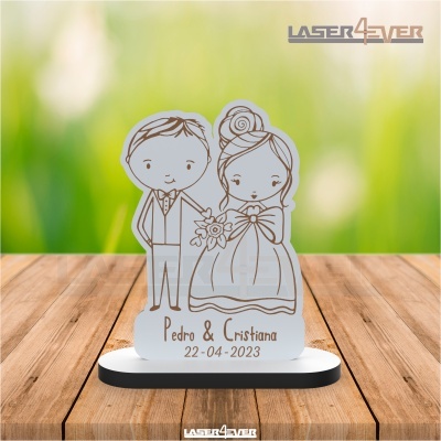 Figura decorativa de casal de noivos em acrílico branco com gravação a laser