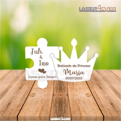 Peças em madeira branca com textos para batizado sobre madeira clara