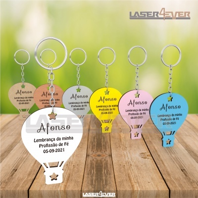 Chaveiros em madeira formato balão de ar quente com texto comemorativo profissional de fé