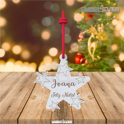 Ornamento de Natal em forma de estrela branca com texto 'Joana Feliz Natal' pendurado por uma corda vermelha