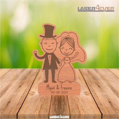 Figura decorativa em madeira de noivos com texto gravado 'Miguel & Francisca 05-08-2023'