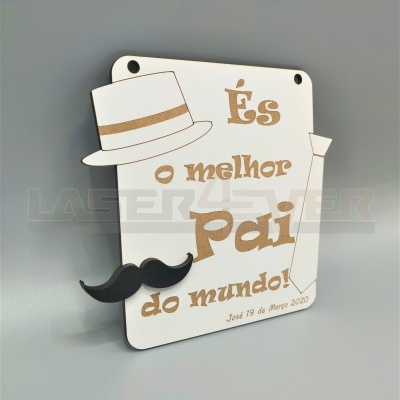 Placa decorativa em madeira branca com texto sobre pai, chapéu, gravata e bigode em relevo