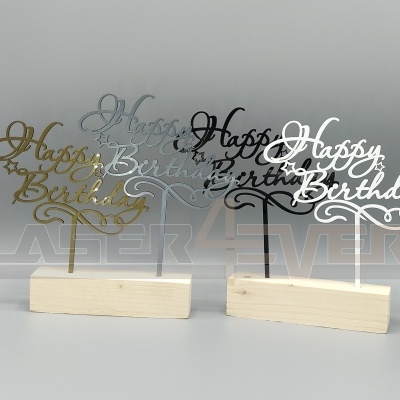 Decorações 'Happy Birthday' em acrílico com suportes de madeira