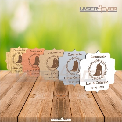 Etiquetas de casamento com silhueta de casal, nomes e data em diversos materiais e cores.
