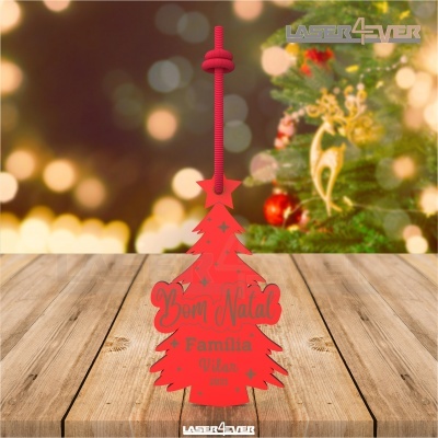 Decoração de Natal vermelha em forma de árvore com texto e pendurada por cordão.