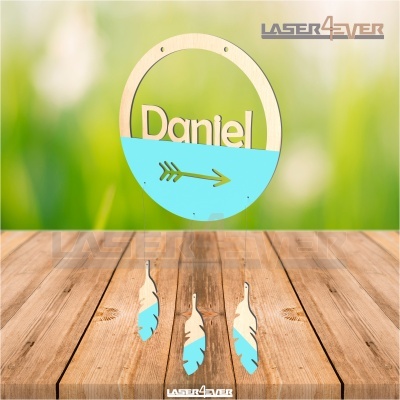 Decoração pendente em madeira com nome 'Daniel' e penas azuis
