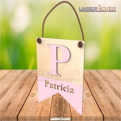 Placa pendurada de madeira com letra P e nome Patrícia em cor rosa