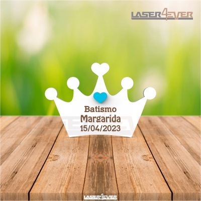 Placa decorativa branca em forma de coroa com texto de batismo