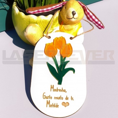 Placa decorativa com tulipas laranja e texto dedicado à madrinha, com vaso em forma de coelho ao fundo