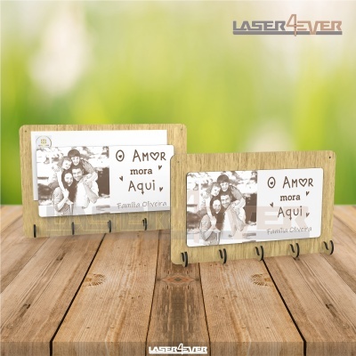 Dois porta-chaves em madeira clara com fotografias e texto decorativo